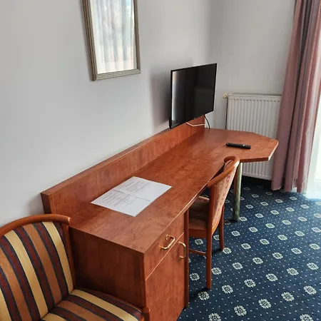 Hoyers 24h Check-in,pinneberg, Free Parking And Wifi 3*