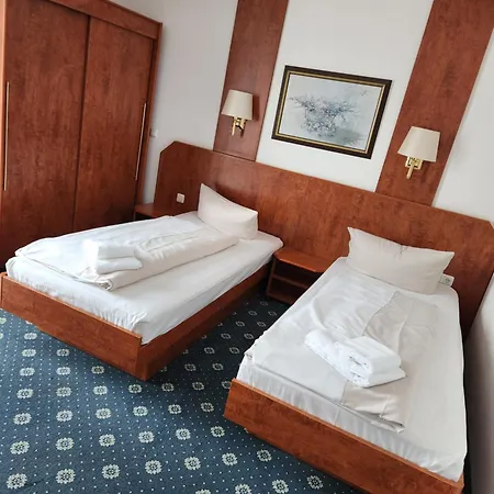 Hoyers 24h Check-in,pinneberg, Free Parking And Wifi 3*