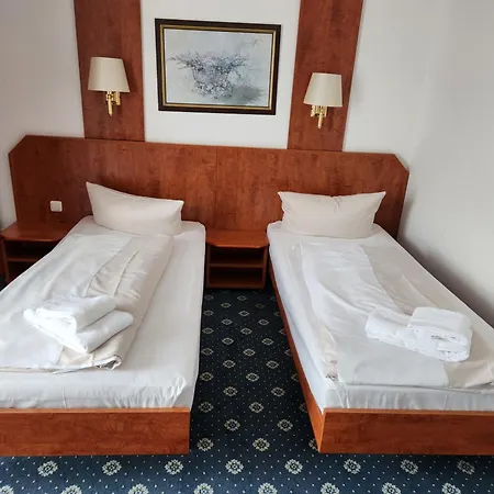 Hoyers 24h Check-in,pinneberg, Free Parking And Wifi 3*