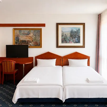 Hoyers 24h Check-in,pinneberg, Free Parking And Wifi 3*